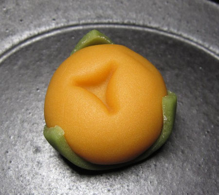 「橘（たちばな）」煉切製：森八