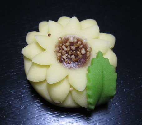 「ひまわり」煉切製：梅乃餅