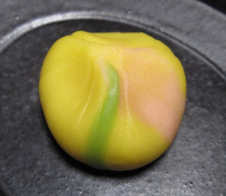 「芽吹き（めぶき）」煉切製：いいだばし萬年堂