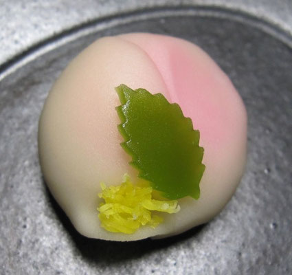 「山茶花（さざんか）」煉切製：三盛楼