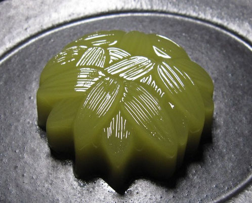「千歳の笹（ちとせのささ）」抹茶水羊羹製：とらや
