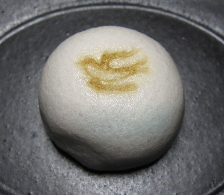 「川燕（かわつばめ）」薯蕷製：鶴屋八幡
