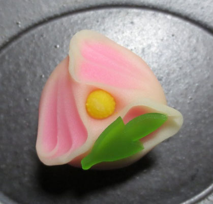「寒牡丹（かんぼたん）」煉切製：日の出楼