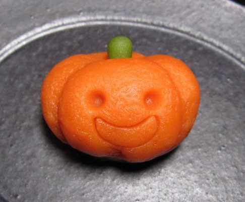「かぼちゃおばけ」煉切製：大倉山青柳