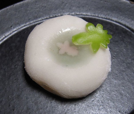 「金魚ばち（きんぎょばち）」求肥製：大倉山青柳