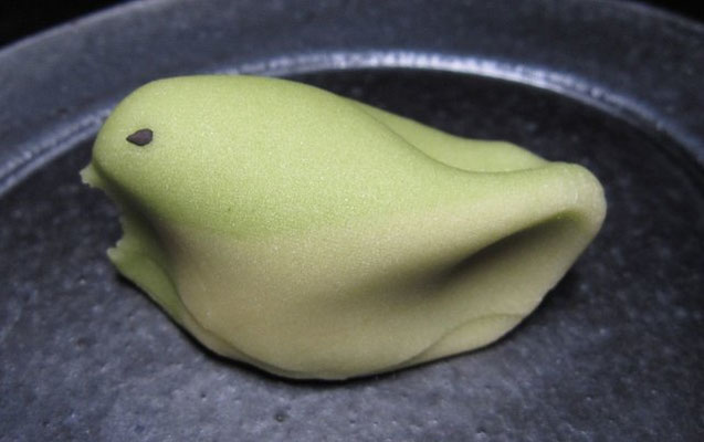 「うぐいす」煉切製：蜂の家