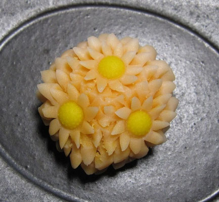 「菊（きく）」きんとん製：シベリア本舗