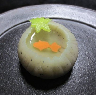 「金魚鉢（きんぎょばち）」煉切製：坂根屋