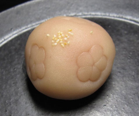 「こぼれ梅（こぼれうめ）」煉切製：三鈴