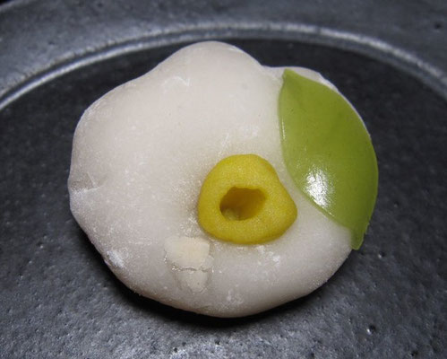 「白椿（しろつばき）」求肥製：桃太楼