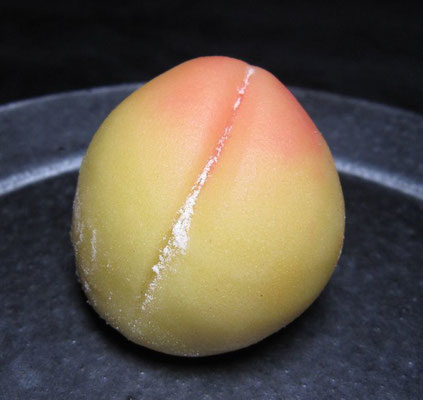 「桃（もも）」煉切製：大倉山青柳