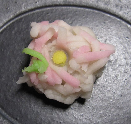 「菊（きく）」きんとん製：大くに