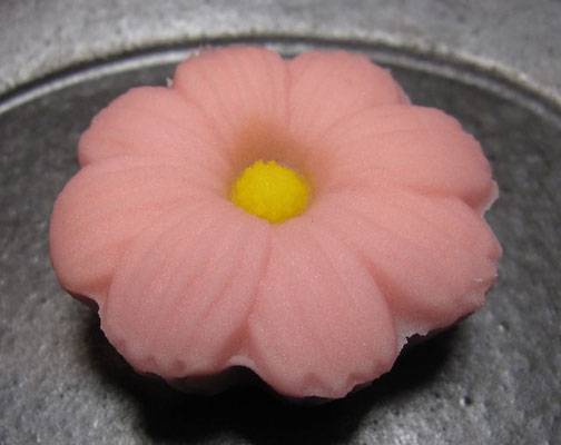 「秋桜（こすもす）」煉切製：亀屋万年堂