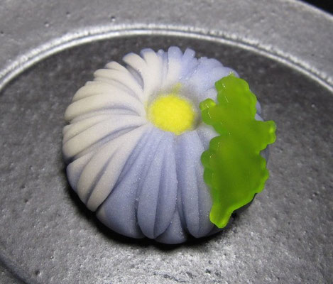 「友禅菊（ゆうぜんぎく）」煉切製：菊家