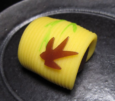 「つばめ」煉切製：塩瀬総本家