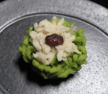 「松重ね（まつがさね）」きんとん製：蜂の家