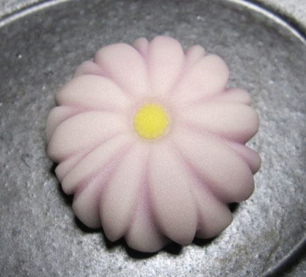 「野菊（のぎく）」煉切製：三日月堂花仙 
