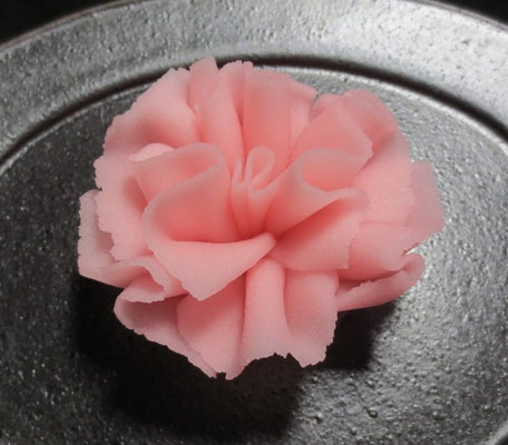 「カーネーション上生菓子（かーねーしょんじょうなまがし）」煉切製：ふるや古賀音庵