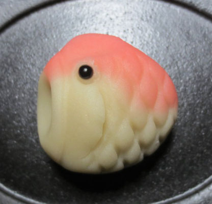 「緋鯉（ひごい）」煉切製：大倉山青柳