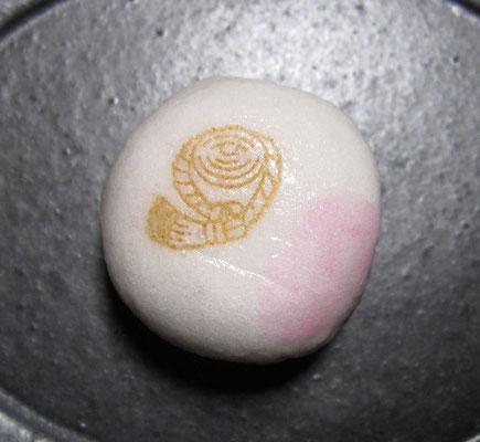 「賑わい・独楽回し（にぎわい・こままわし）」薯蕷製：豊島屋