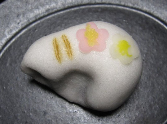 「紅白梅（こうはくばい）」薯蕷製：あいざわ菓子舗 