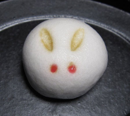 「月兎（つきうさぎ）」薯蕷製：鶴屋吉信