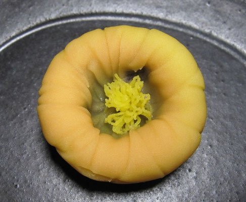 「福寿草（ふくじゅそう）」煉切製：福壽堂秀信 