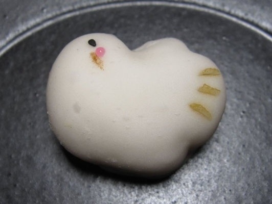 「祝鳩（いわいばと）」求肥製：あけぼの