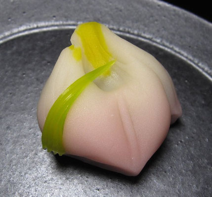 「花菖蒲（はなしょうぶ）」煉切製：花見