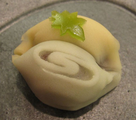 「水辺（みずべ）」煉切製：もみぢ