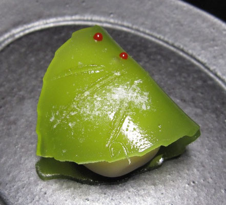 「万両（まんりょう）」煉切・羊羹製：大倉山青柳