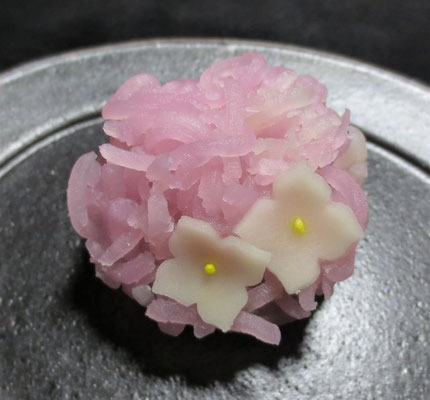 「紫陽花（あじさい）」きんとん製：大倉山青柳