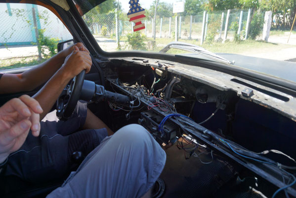 Man glaubt es kaum, aber dieses Karre ohne Armaturenbrett war unser bevorzugtes Automobil in Santiago. Die Fahrer haben die Zündung mit den Kabeln einfach kurzgeschlossen