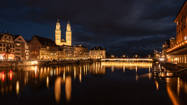 Großmünster in Zürich bei Nacht; Foto: Thomas Schulter