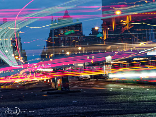 Lichtspuren in Edinburgh; Foto: Peter Draemann