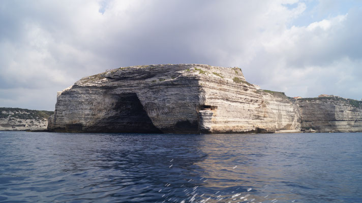 "Le gouvernail de la Corse" masse rocheuse accrochée aux falaises de Bonifacio