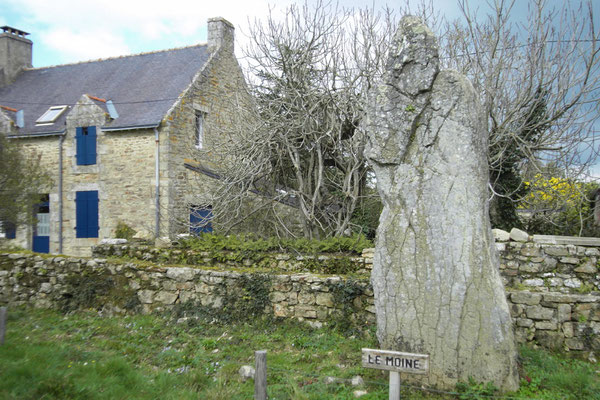 Le Moine Menhir du cromlech de Kergonan