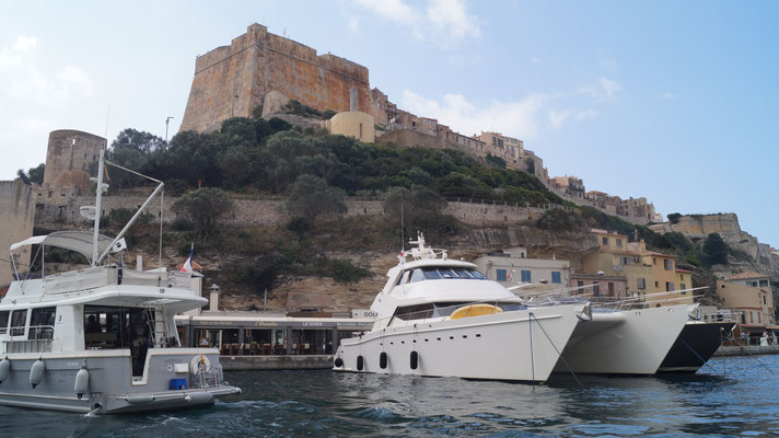 Calanque qui accueille yachts et bateaux de plaisance