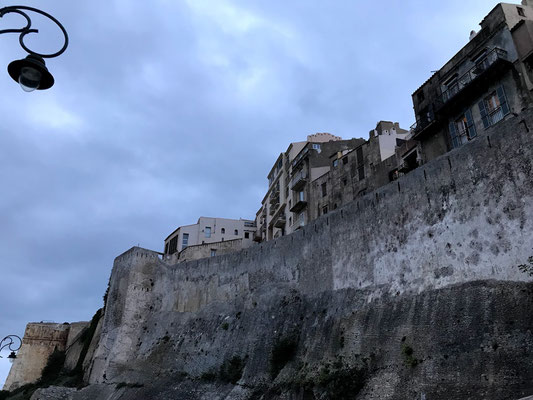 Perchée sur des falaises hautes de 60 m