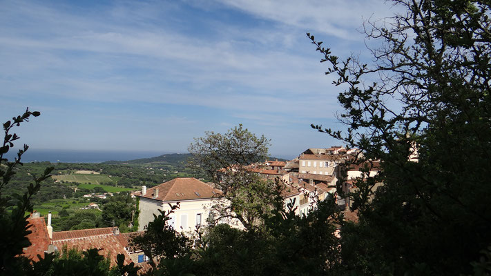 Village médiéval sur la colline de Paillas