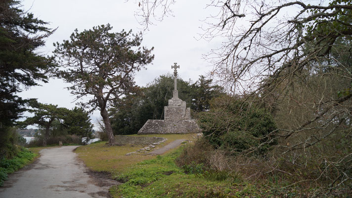 Imposante croix en granit à la pointe du Trec'h
