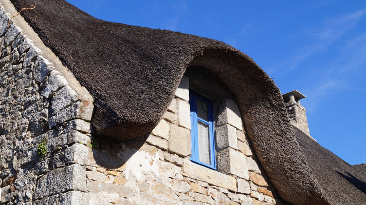 Maisons de pierre et toits de chaume