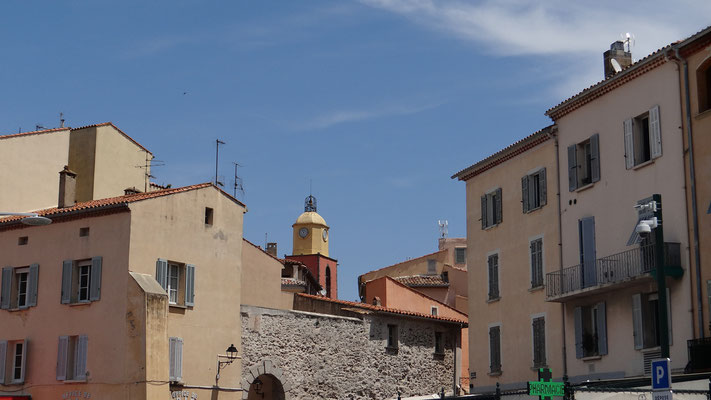 Emblématique clocher rouge et ocre de l'église de Saint-Tropez