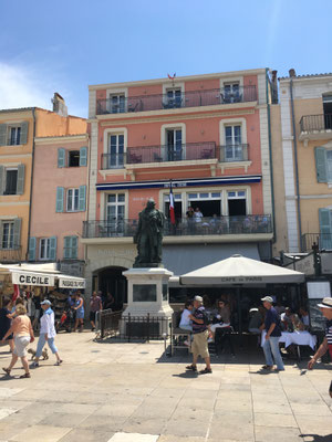 Hôtel SUBE: ancien relais de diligence avec la statue du Bailli de Suffren