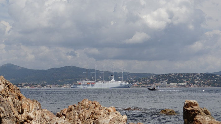 Crique de la Glaye avec les collines de Sainte-Maxime