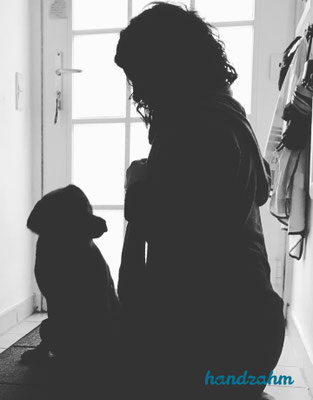 Seitlich neben den Hund sitzen
