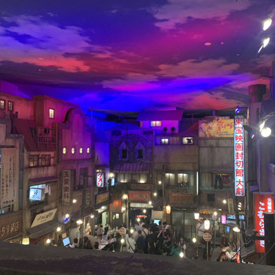 「銘店ラーメン」が味わえる地下フロア（夕景）