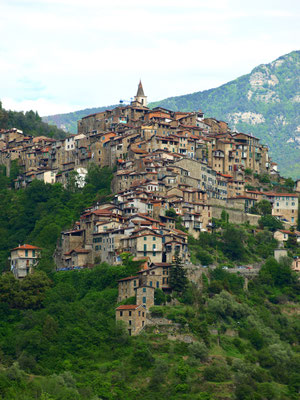 Wie ein Adlernest klebt Apricale am Hügel
