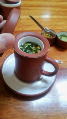 Habe heute wieder in meinem Lieblingsrestaurant gegessen (Granja Heidi). Der 7-Kräuter-Tee hat es mir angetan.