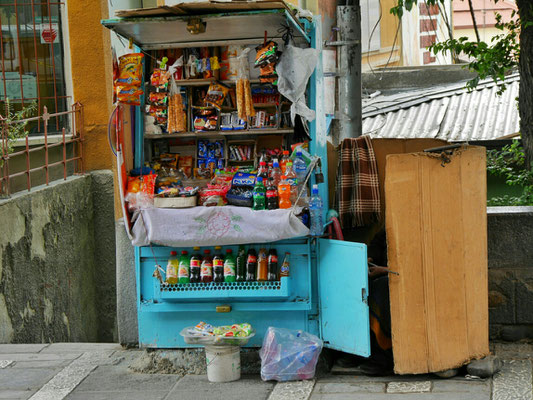 Diesen Kiosk betreibt eine Cholita, die gerade - man glaubt es nicht - hinter der Tür und der Kartonage schläft.